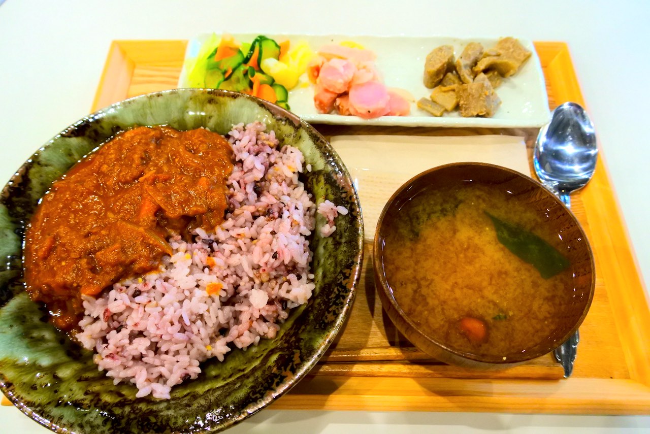 雑穀米に味噌汁 おばんざいでどう見ても和食は発酵カレー 永田町 紀尾井町 麹町ランチブログ