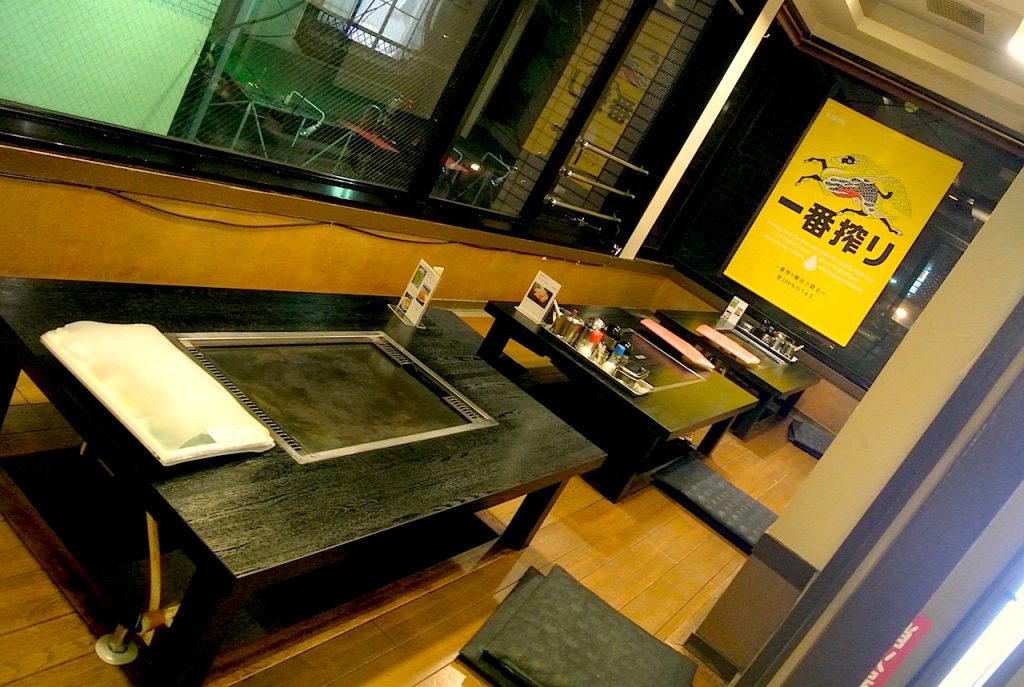 掘りごたつとテーブル席の両方がある店内