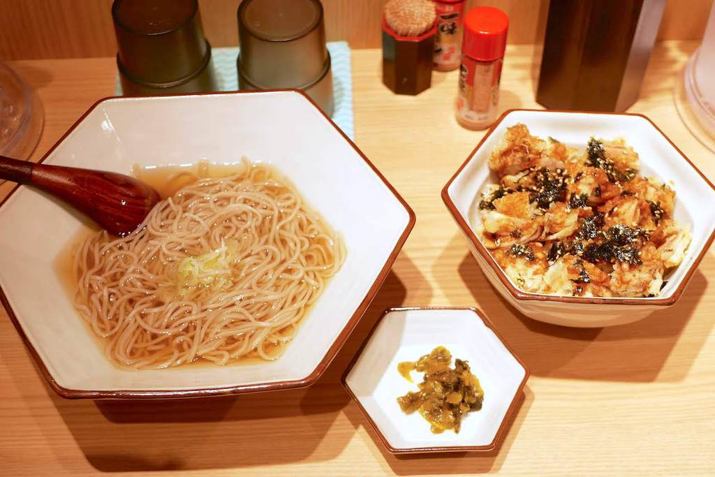 ホルモン天丼と白蕎麦