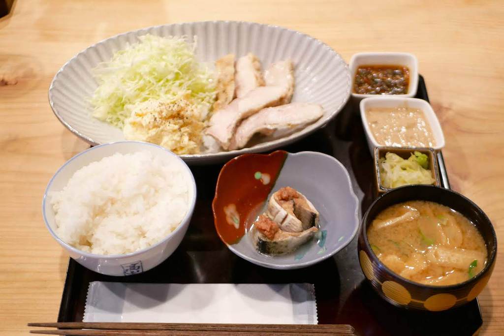 鶏バンバンジー 葱たっぷり胡麻ソースと醤油ダレで