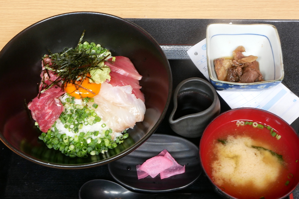 馬に魚に丼