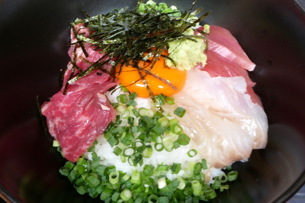 馬に魚に丼